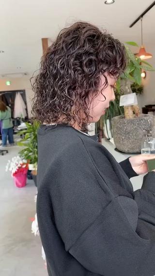 ミディアム パーマ (h)wim ウィムのヘアスタイル