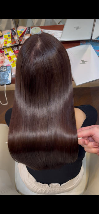 【髪質改善カラー×暖色＊艶をまとった柔らかい質感に】  
暖色カラーの魅力は、光に透けるような柔らかさとツヤ。僕の髪質改善カラーでは、カラーと同時に内部補修を行うことで、**染めるほど髪が整う設計**になっています。パサつきや乾燥を抑え、手触りはしっとりなめらか。色持ちも良く、褪色しても綺麗な艶が続きます。乾かすだけでまとまり、光が当たるたびに自然なツヤを感じられる髪へ「暖色でツヤを出したい」「ダメージを抑えながら綺麗に染めたい」という方におすすめです。   