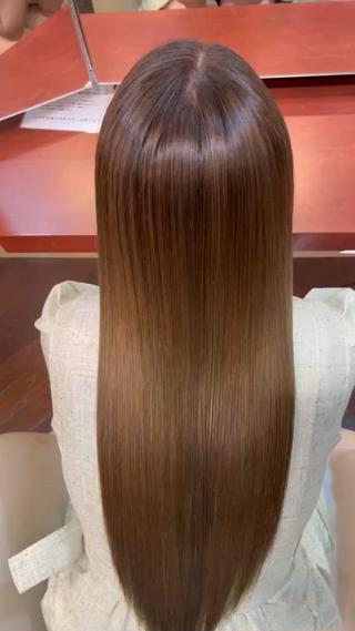 【ブリーチ毛にも対応＊ハイトーン美髪矯正】  
ブリーチやハイトーンで「矯正はできない」と思っていませんか？この美髪矯正は、髪の反応を確認しながら薬剤・温度・工程を調整し、**柔らかさと艶を保ったまま自然にまとまるストレート**を実現します。乾かすだけでサラッと整う仕上がりは、トリートメントでは再現できない本物の質感。ブリーチ毛でも、無理のない設計で負担を最小限に抑えています「もう矯正は諦めてた」という方にこそ体験してほしい施術です。   