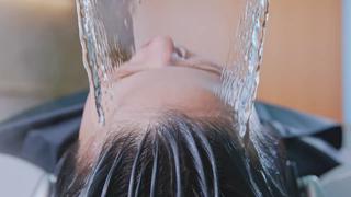 頭身浴って知ってますか?
顔まわりからお湯をかけ流して、頭がお風呂に入っているような没入感があるものになっております!!
当サロンでは炭酸が溶け込んだお湯なので、汚れをしっかりと落として、血行促進の効果があります