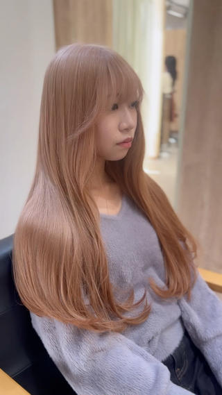 柔らかいミルクティーベージュ
透明感たっぷりで、巻き髪とも相性抜群の人気カラー。
光に当たった時のくすみすぎないベージュが、
女性らしい柔らかさを引き立ててくれます。

ダメージを抑えつつ、似合わせの色味に調整しますので
初めての方にもおすすめです◎
 