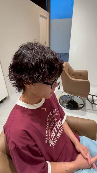 波巻きパーマで立体感を出しつつ
ウルフカットで動きをさらにプラス
軽さとラフさが合わさって、トレンド感MAXなスタイルに
周りと差をつけたい方におすすめです
 