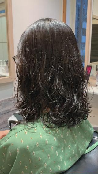 ロングのパーマはボリューム感で雰囲気が変わる
このパーマはあまりボリュームが出過ぎないよう調節して巻きました