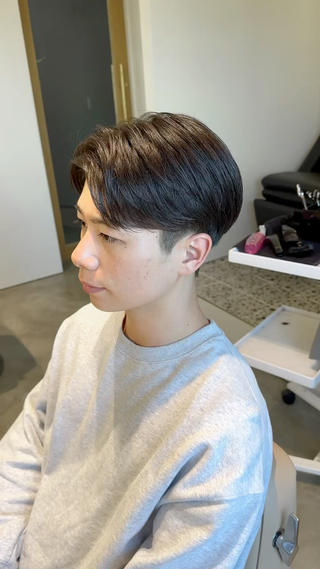 【ツーブロックショート】
ナチュラルなツーブロックデザインにかきあげセットで
大人なナチュラルヘアをイメージ。
ビジネススタイルとしてもオフスタイルとしても好印象な
スタイルです。