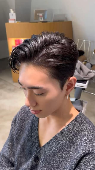 【海外風ツーブロック】
メリハリのある刈り上げの上にざっくりかきあげセットが
馴染む色気のあるスタイル。
今回は癖毛の方でしたので刈り上げはナチュラルに
韓国のガイルヘア風な仕上げに。