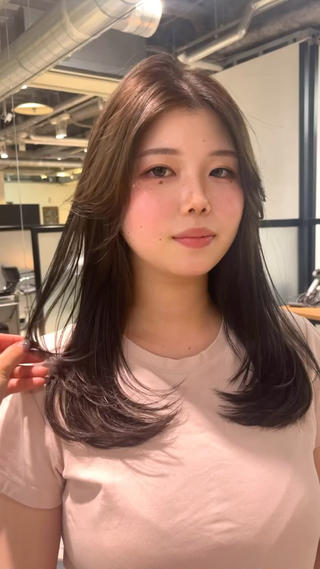 レイヤーカット + カラー

layercutをさせていただいてから、最後にふわっとくびれるレイヤースタイルからワンカールできまるレイヤースタイルまでどんなスタイルでも可愛くお仕上げします

ハイレイヤー、ウルフスタイルは受け付けていません。ご了承ください。


・条件
((長さ))
胸真ん中から胸下

((レイヤー))
5cm upで入れさせていただきたいです！

((お顔周り))
後ろに流れやすく、お顔にそって内巻きに巻いてもかわいいスタイルにさせていただきます！

ご予約お待ちしております 