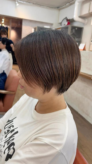 施術にお時間いただきますが、
丁寧にカウンセリングからさせていただきます

襟足はギリギリの長さでショートっぽくなりすぎないようにレイヤーは最小限に。

前髪はサイドと繋ぎつつ流しやすいスタイルです︎ 