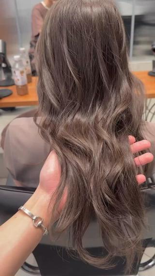 ロング カラー ブリーチなし 寒色カラーのヘアスタイル