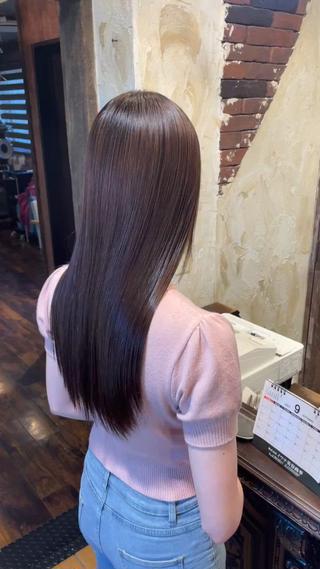 少し明るめのブラウンにしました！

暖色系のブラウンやピンクなどはストレートのヘアがとても映えるのでとてもおすすめです！ 
