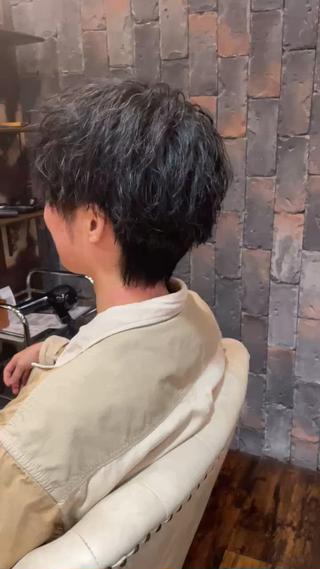 緩めのツイストスパイラルパーマで作るスタイルです!
メンズは刈り上げないスタイルが最近流行っているのでとてもおすすめです!