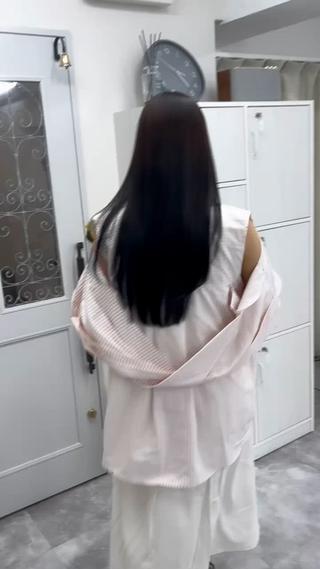 アプトグロスで仕上げる“最強艶髪”

髪の内部からしっかり補修し、思わず触れたくなるうるツヤ質感に

光が当たるたびにきらめく艶をぜひ体感してください♪ 
