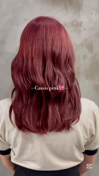 透明感×甘さ控えめカシスピンク
深みのあるベリーカラーに、ほんのり透明感をプラス。
肌を明るく見せながら、大人っぽさも可愛さも両方叶えます。

こんな方におすすめ
・秋冬に向けて落ち着いた色にしたい
・ブリーチでやわらかい発色を楽しみたい
・褪色後も黄ばみを抑えたい

丁寧なカウンセリングで、
お顔立ちやファッションに合わせて配合を調整します。
初めてのブリーチカラーもお任せください。 