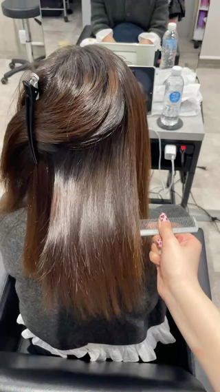 内側のうねりや癖もしっかり伸ばします