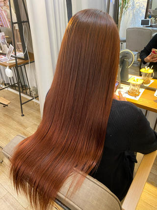 伸びて出てきた癖毛をツヤサラストレート
髪へ変身
縮毛矯正したと思われず
｢シャンプーを変えた？て聞かれます！｣と
声を頂くほど天然直毛に近い仕上がりに
なります！


なりたいスタイル希望は遠慮なくオーダー
ください！お客様自身に合ったスタイルに
なるよう提案させて頂きます 