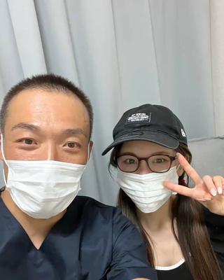 今回のお客様は、立ち仕事の影響で姿勢の崩れが目立ち、巻き肩・ストレートネックの猫背、さらに首を傾けると左肩に痛みが出る状態でした。
また、反り腰も見られたため、今後は骨盤の調整も必要ですね！

施術後は、姿勢がスッと整い「肩や首の動きがラクになった」とのお声もいただけました
まだ、首を動かすと違和感は取りきれてないので継続して整えていきましょうね

しっかりサポートさせていただきますね！ 