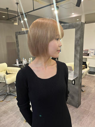 最近流行りのハイトーンボブです
キリッパラインが可愛い 