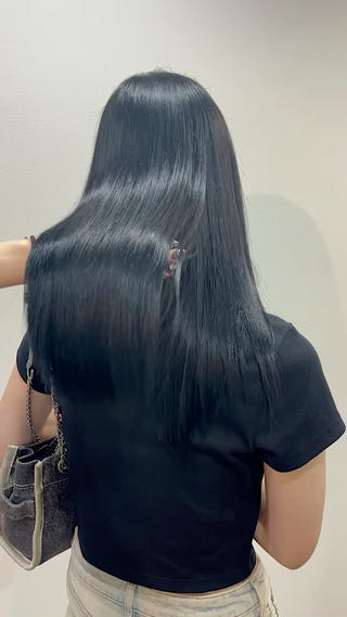 Blue black


ベースに寄ってできるブルーブラックの色が変わってきますがこのモデルさんは毛先ブリーチ履歴が少し入っています


太陽に当たるとほんのりBlueが可愛くお肌も白く見えます

#hairplacesol #blueblack 