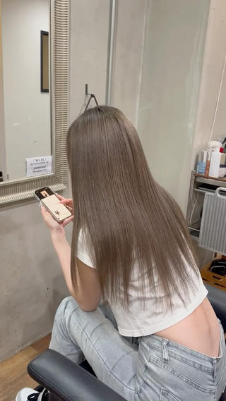 シアーベージュ‪‪‪‪ྀི



透明感.くすみのあるベージュ



カラーの後はサロンで大好評頂いているプリンセスヘアケアトリーメントで艶髪に



#hairplacesol #シアーベージュ 