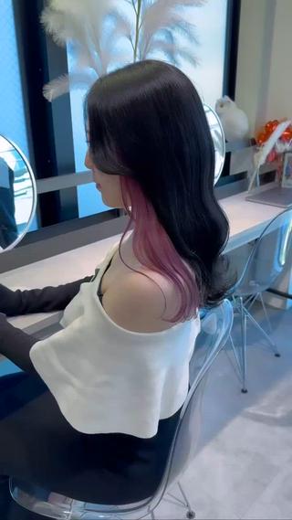 ピンクのインナーカラー
ブリーチ1-2回目安です!
ケアブリーチを使ってできるだけダメージを抑えてカラーしてます︎
ご予約受付中です