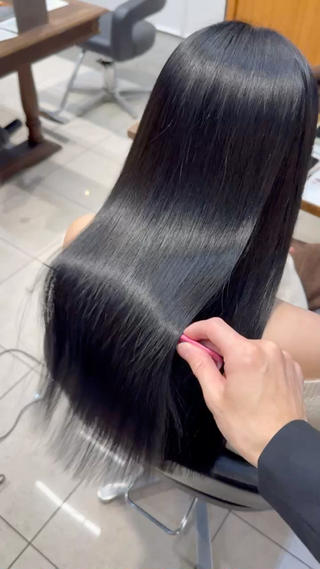 髪質改善縮毛矯正（酸性ストレート）で作る
艶髪ストレート
同時にプレミアムケアカラーで艶感たっぷり
ブルーブラックに 