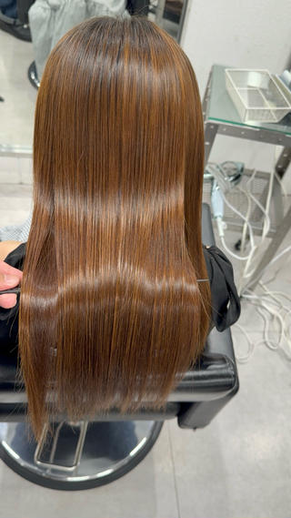 明るめブラウン
髪質改善トリートメント

☆カラーは明るめのブラウンでイエベの方に肌馴染みが良いカラー
☆髪質改善トリートメントで芯から栄養を入れて潤いを与えて艶を最大限引き出せます！ 