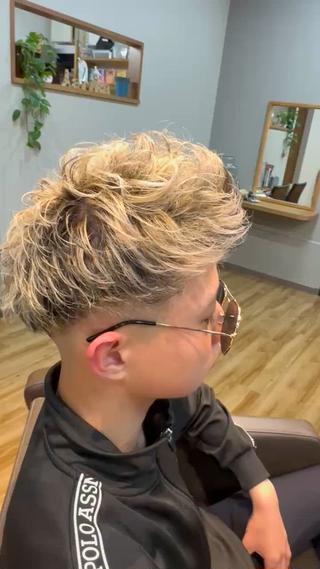 カラー メンズ arika オケシ　リョウダイのヘアスタイル