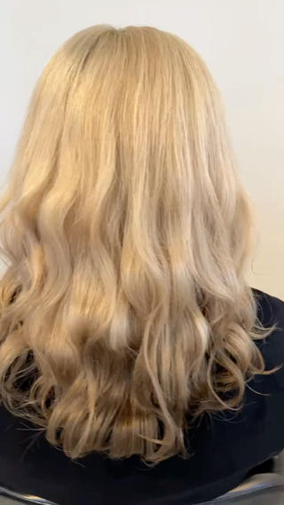 広がりやすいミディアムヘアさんには、ベースをウェーブ、表面に細かいMIX巻きを入れてあげることでボリュームを出し過ぎず柔らかい印象になり、ピッタリです️ 