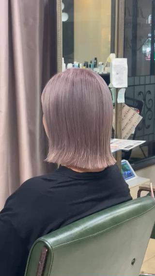 毛先のダメージ過多でハイトーンカラーをお断りされていたお客様。
カットもさせていただき、ダメージ最小限ケアブリーチで透明感抜群ホワイトミルクティーカラーになりました 