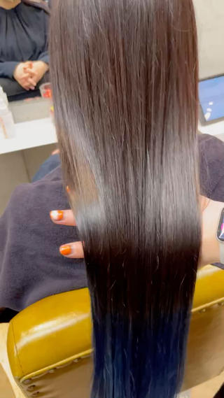 シルキーエンザイムというアウトバストリートメントを使っています。
透明感カラーとaujuaトリートメントとの相性が抜群です!