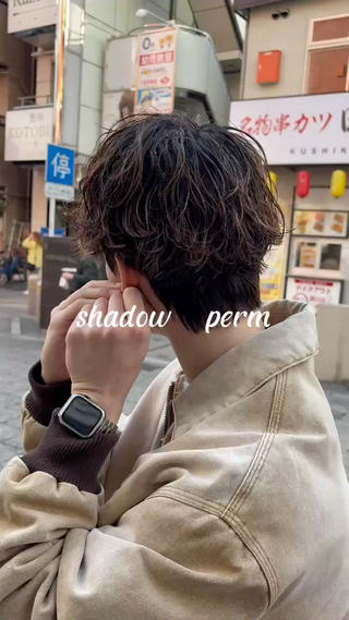 今がトレンドのシャドウパーマ◎
初めての方でも挑戦しやすいです！
強さやなどもお客様に合わせて細かく調整可能です！
是非僕にお任せ下さい！！



#シャドウパーマ#スパイキーショート#並巻きシャドウパーマ#波巻きスパイラル＃波巻きスパイラルパーマ #波巻きウェーブ
＃メンズパーマ ＃メンズパーマスタイル ＃八王子＃美容室#サロン＃八王子サロン ＃ヘアサロン ＃ヘアサロンモデル#美容学生＃パーマスタイル＃メンズ美容室#メンズ美容師#おしゃれ＃
お酒落へア＃カッコいい＃かっこいい髪型#大学生#大学生コーデ＃波巻きプードル＃プードルパーマ 