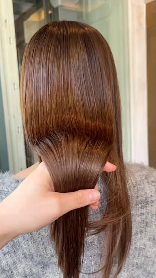 セミロング カラー 西 優衣奈のヘアスタイル