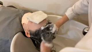 ・
シャンプーの泡立ての大切さ‪
シャンプーが泡は頭皮や髪の余分な皮脂や汚れを吸着してくれるだけでなく、頭皮や髪の毛への摩擦のダメージも軽減できます！！"
泡立ちを良くするには、最初のお流しをしっかりすることから
始まっています！！
シャンプーを使う量が多ければいいと言うわけではありません。
・
是非ヘッドスパで気持ちのいいマッサージ、シャンプーを受けてみませんか？𓂃 𓈒𓏸
・
#京都美容院 #京都美容室 #太秦美容室 #太秦美容院 #花園美容室 #花園美容室 #京都ヘッドスパ #太秦ヘッドスパ #花園ヘッドスパ #ヘッドスパ 