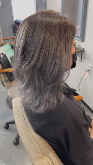 クセをいかしたグレー系バレイヤージュStyle 