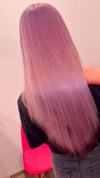 ブリーチ毛には欠かせない【タンパク質】をこれでもかと言うほど髪に入れ込み、しっかりフタをします！
従来のトリートメントの持ちに比べ圧倒的に優れており
1ヶ月後も3割栄養素が残るので、
繰り返していくと髪の芯がしっかり、でも柔らかく自然なツヤめくハイトーンになります 