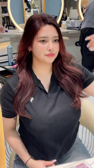 カラー Lond Melia所属・あいり／艶髪 、透明感カラー🩶のヘアスタイル