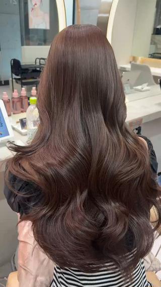 カラー Lond Melia所属・あいり／艶髪 、透明感カラー🩶のヘアスタイル