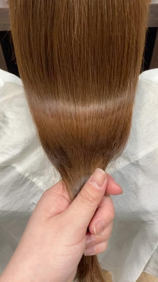 全17種類あるトリートメントの中から4つ選ぶAujua 4STEP treatment
アイロンやコテで髪が硬くなった方や、絡まりやすい細毛さん、くせ毛の方、それぞれに合うトリートメントを提案させていただきます