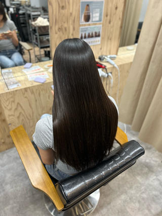 【大人上品な質感】髪質改善×美髪縮毛矯正◎

クセをしっかり伸ばしながらも、髪本来の柔らかさを残す自然な仕上がりが特徴です！ダメージケアも同時に行い、ツヤと潤いを与えることで、思わず触れたくなるような美しいストレートヘアに♪ 