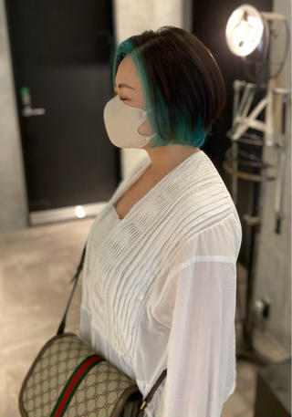 前回はピンク色を施術したお客様。
根本を綺麗にして、今度はセルリアンブルーに！！
色を変えるだけでも印象はだいぶ変わりますし、飽きた色には刺激を与えてあげれます。

ダメージ補修しながら行うので、色持ちや、手触りも視野に入れながら染めさせて頂きました！！

皆様も興味があれば、
いつやるの？今でしょって事で、
夏を思いっきり楽しんでください。

TAKA 