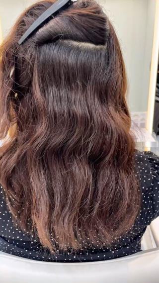 このお客様にとって初めての縮毛矯正を担当させて頂きました
前髪、顔まわりなどの細くてダメージしやすい箇所は弱い薬を使っていき、最低限のダメージで癖を伸ばしてサラサラにさせて頂きました!