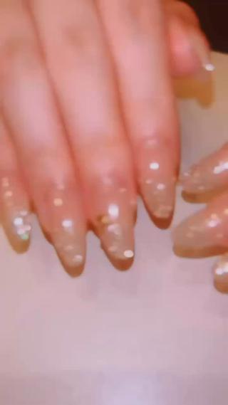 大人のキラキラワンホンネイル️

細かいフラッシュが指先でキラッと輝く
シンプルだけど"あざと可愛い"仕上がりに

控えめなグラデカラーで、肌馴染みもばっちり◎

いい女感を引き立たせてくれるよ



フラッシュグラデーション

ストーン別途

 