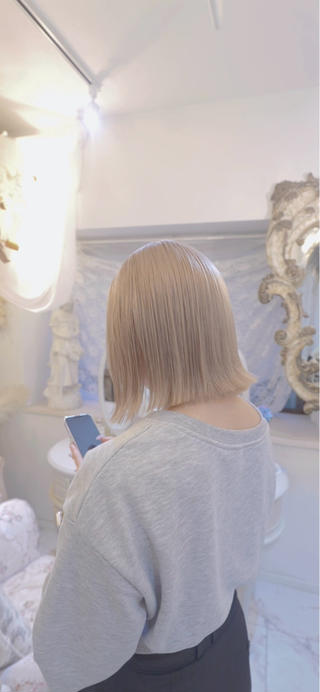 Milktea Beige 

ブリーチベースが綺麗だと退色も楽しめるのはもちろん、やりたい時にやりたいデザイン、お色が可能になります。

ブリーチ剤、薬剤、トリートメントには
約500種類以上（主要成分）の毛髪に必要な栄養、保湿、架橋成分を一度の施術で入る限界まで導入し

結合促進、皮膜形成する事で内側から毛髪外殻まで補修し美しい質感を保てます♪

原宿、麻布、ベルリンのヘアサロンで経験を積み
海外ブランドモデルを担当したヘアスタイリストがマンツーマンで仕上がりまで責任を持ってあなたの理想、お悩みに寄り添います。
なんでもご相談ください！ 