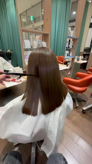 ほんのりオリーブのベージュカラー

これからの時期髪の毛も乾燥しやすい時期になりますためサロントリートメントや日頃のケアで髪の毛を保湿してあげることが大事になってきます

ヘアケアにつきましても知りたいことがありましたら施術中にお答えさせていただきますためお気軽にご相談ください 