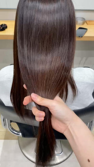 うる艶縮毛矯正

乾かしただけです
前処理トリートメントとケア剤を使用して
極力ダメージレスに施術しています 