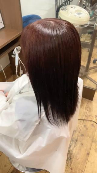 艶のある暖色カラー

ダメージによって色落ちしたヘアカラーから
チェリーブラウンに！

色ムラに合わせて補色を入れることで
綺麗な仕上がりになります！ 