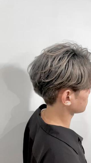 シルバーカラー　

コントラストに惹かれるスタイル

ワックスやグリースなどは使わず硬めのオイルのみを使い
柔らかいニュアンスを作りつつコントラストと束感により
強さを出すことで見て気を惹かれるスタイルをつくりました。

『髪型ひとつで変わる時代』をモットーに
髪型だけで人生を変えられる。貴方に寄り添える美容師を目指しています。 