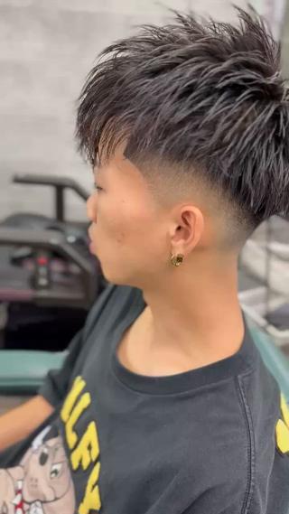 skin fade 

ツーブロックの中をskinfadeに涼しく清潔感を出します 
