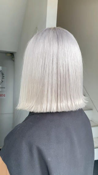 ホワイトベージュ質感
ブリーチをお悩みの方へ
・髪へのダメージが怖い
・思い通りになった事がない
・現状が黒染め、暗染めでムラが激しい
・オシャレな髪を楽しみたい
ぜひ僕に一度お任せ下さい!
ブリーチの濃度や置き時間の管理で
ダメージを最小限に減らします!
経験値から織りなす
ブリーチワーク、カラーテクニックで
今まで体験したことのないデザインを
提供いたします!
黒染めや暗染めからはハイトーンへ
ご予算に合わせてさせて頂きます!
デザインの効いたヘアや、高彩度なカラー、ホワイトベージュ、ミルクティーベージュなんでもご相談下さい!
現状の髪から希望色までご予算とダメージによってクーポンメニューでできない場合がございますのでご了承下さい。
【Carpe Diem カーペディエム】
大阪府大阪市島之内1-19-11 2階3階
TEL 06-6258-8033
#安田和洋#ハイライト#ハイライトカラー#外国人風#バレイヤージュカラー#ショート#ボブ#エアタッチ#アリシアスタン#グレージュ#ヘアカラー#ヘアアレンジ#アッシュベージュ#バレイヤージュ#highlight#アッシュ#ボブ#グラデーションカラー#ミルクティーカラー#ミルクティーベージュ#外国人風カラー#メッシュカラー#ロンハーマン#メッシュ#西海岸