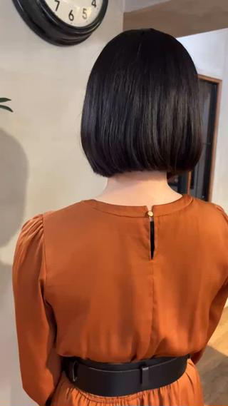 「伸びて重たく見えるミディアムを、首元スッキリの大人タイトボブに
量感をしっかり調整して、後ろから見てもキレイな“丸みシルエット”に仕上げました◎

乾かすだけでまとまるので、朝のスタイリングもラクに
髪質が硬い方・広がりやすい方にもおすすめのボブです
軽さは欲しいけど、上品さは残したい方ぜひ！」
 