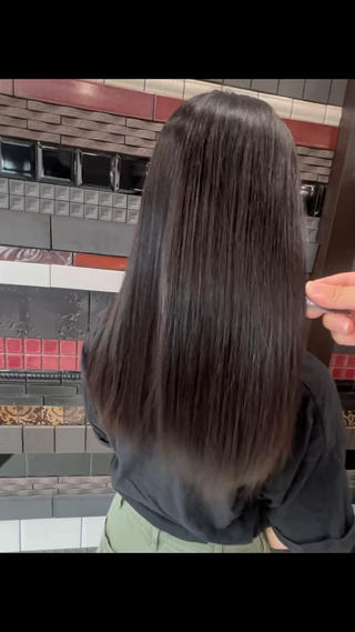 くせ毛でボリュームを抑えたいとお悩みだったお客様
ピンポイントにお悩みに応えられるsystemトリートメントならではの質感です️ 